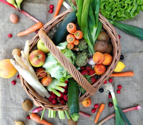 Cesta de feira com legumes e frutas